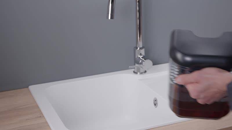 Utilize o acessório de auto-limpeza para uma manutenção sem esforço